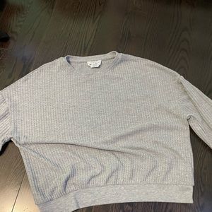 gray thin bunch sweater with light detailing